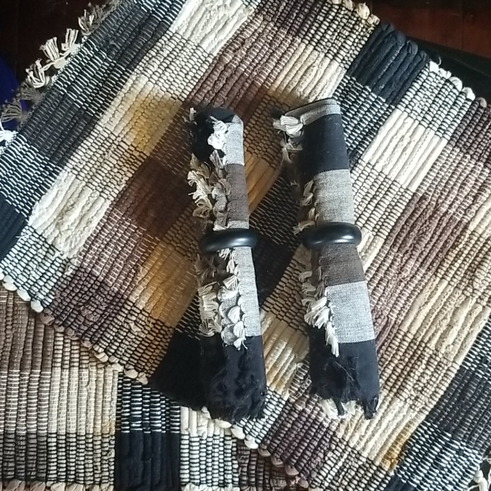 4 table placemats and napkins with rings